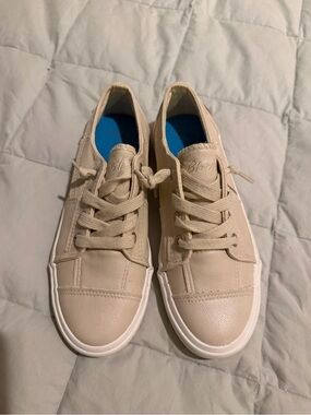 Blowfish Cream Lace-Up Casual Sneakers